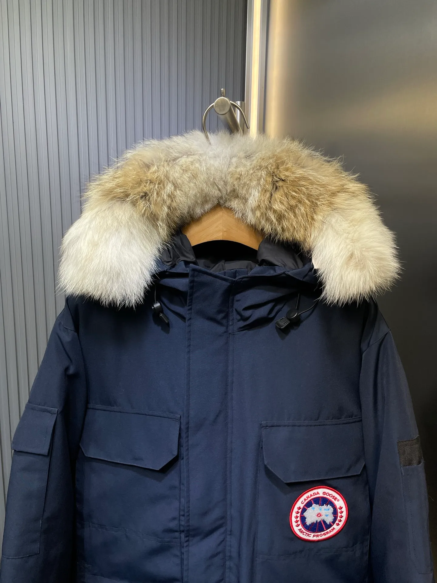 P910 special version 🌟 🇨🇦CANADA GOOES 24 new models 08 models/couple models Factory direct supply: supplying global purchasing agents, micro-business, entities, Tmall, high-end stalls and studio cooperation, free shipping! Canada Goose Expedition Parka 2008 is the same style for men and women. It is mid-length and the most timeless classic. All Arctic and Antarctic scientific expedition teams choose Canada Goose as their cold-proof equipment. It is the Rolls-Royce of down jackets. ➖ Industry-leading anti-counterfeiting chip sensing. ➖ Imported Behringer embroidery machines and customized embroidery labels, the highest level and industry leading. ➖ Imported Korean 21-count polyester-cotton blended original fabric, TC85 waterproof coated fabric, water-repellent, windproof and wear-resistant. ➖ The new national standard 80 white duck down is filled with an average of 520 grams of down. The amount of down filled is industry-leading. ➖ 100% nylon lining with double double-layer sealing design to prevent velvet running, and seamless thread design on the cuffs! ➖ Western Canadian Green Wolf Collar. ➖ Yoshida YKK provides original factory-customized electroplated sliders. YKK two-way lockable zippers are tight and smooth and do not peel off paint. ➖ 3M composite Velcro is durable and the accessories and hardware are all custom-made. Note: Our copywriting is only simple and clear. Instead of bragging about the copywriting, it is better to compare and understand with samples. Only for the purest goose, the most dedicated, the most professional, the highest quality, the highest cost performance!  Size:XS-XXL